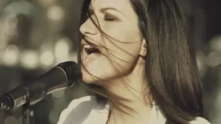 Laura Pausini - Menos mal (Official Video)