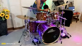 EYE OF THE TIGER (Survivor) - 4 YEARS OLD "BOSS" PLAYING DRUMS