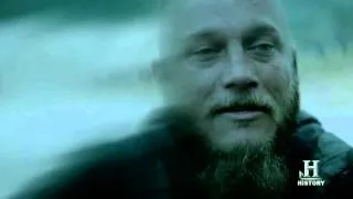 Vikings 2x01 | Ragnar say goodbye to his dead daughter Gyda |