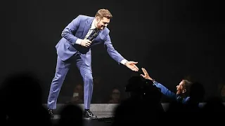 Michael Bublé sings live with a Fan Crazy Little Thing Called Love | Hamburg 31.10.19