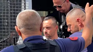 Albi Mecini sillet nën masa të rrepta sigurie nga Fieri në Gjykatën e Sarandës