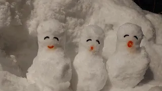 雪浴びのため外に出て来る雪だるまくん達。（2024年3月19日) Yukidarumakun tachi〜little snowmen