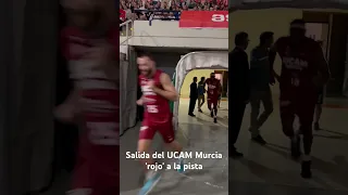 Salida del UCAM Murcia a la pista en 'El Partido del Recreo'