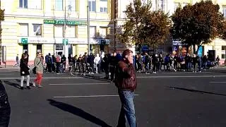 Люди в балаклавах на площади