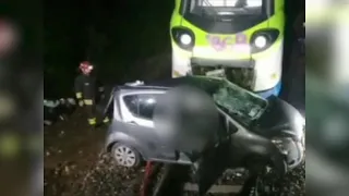 Treno travolge un'auto bloccata dalle sbarre del passaggio a livello: morta una donna a Cologne