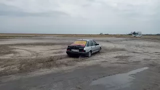 Дрифт по песку на море  на ford sierra