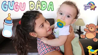 MARIA CLARA FINGE SER BABÁ POR UM DIA COM BEBÊ DE VERDADE 👶  Pretend to play nanny!!!