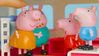 Inside Peppa Pig's New Motorhome 🚘 | Peppa Pig Toy Videos