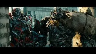 Transformers 3 - Sentinel Prime and Megatron on the building.