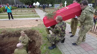 Захоронение 166 солдат РККА на мемориале "Поле Памяти" в Юхнове 7 мая 2021 г.