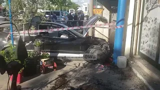 Automjeti përplas biçikletën, motorin, makinën, këmbësorin dhe përfundon në fasadën e lavazhit