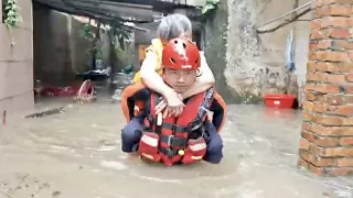 Firefighters rescue and evacuate residents from floods in Guangdong