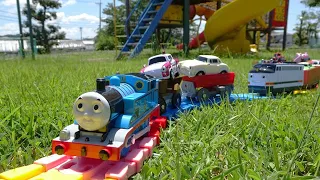 Thomas the Tank Engine Lawn Park Course ☆ Put Thomas and 꼬마버스타요 (Little Bustayo) on the carrier!