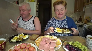 Мукбанг ЛЮБИМЫЙ 😍 завтрак Вована 🍳🍖🧀 Яичница, сардельки, колбаса и сыр