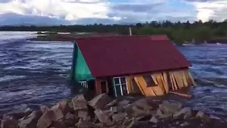 Река Читинка уносит баню в посёлке Биофабрика в Чите