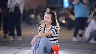 《純分享》尹夢琪 夏日街头，女孩一首《往后余生》温暖人心，温柔的声音让人沉醉！