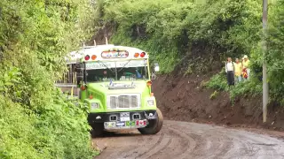 Lluvias y trabajos MOP hicieron peligrosa la calle a Comasagua @josepinedaTCS