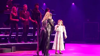 Kelly Clarkson with daughter, River Rose - (2023-08-18) - Heartbeat Song - Chemistry Residency
