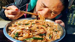 Sister Miao makes fungus shredded pork noodles and eats a big pot. Spicy and delicious!