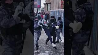 Жесткие задержания на акциях памяти Навального в России #shorts