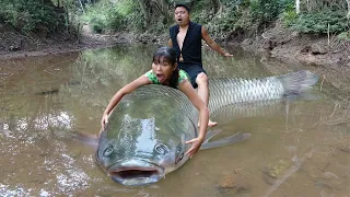 Survival Skills: Primitive Couple Unique Hand Fishing Catch Big Fish - Cooking Delicous Fish