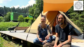 Abandonado: una pareja vive en un camión y un tipi en plena naturaleza