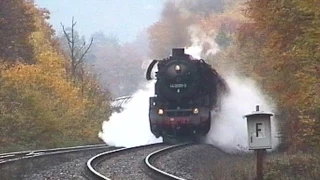 Schwerer Güterzug mit 2 Dampfloks in der Steigung 44 0093 und 52 8075