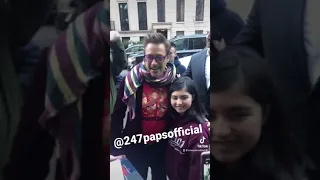 Robert Downey Jr stops for hundreds of fans in New York #robertdowneyjr #ironman #avengers