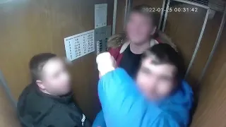 В орловской многоэтажке камера видеонаблюдения зафиксировала, как парень пакостит в подъезде