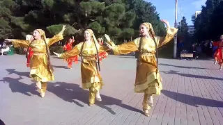 девушки танцуют лезгинку 💃