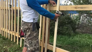 Как сделать необычный забор из деревянного штакетника своими руками