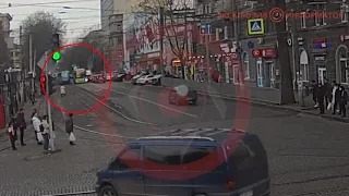 В Днепре на Гагарина автобус №146А насмерть сбил женщину: видео момента