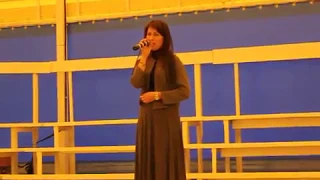 Оперная певица поет христианскую песню. (2)