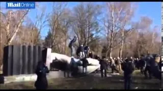 Lenin Statue pulled down by new revolutionaries in Ukraine