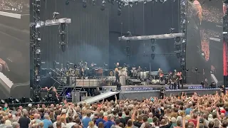 2023 05 27 Bruce Springsteen struikelt op het podium / stumbles on stage in Amsterdam Arena.