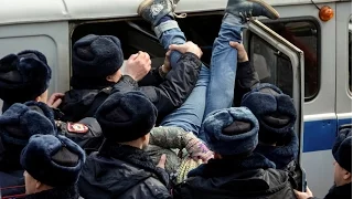 Как люди раскачивали автобус с задержанным Навальным (Антикоррупционный митинг в Москве 26.03.2017)
