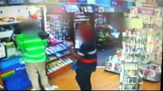 9RAW: Springwood newsagency worker prevents theft