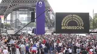 París recibe el relevo olímpico para los Juegos de 2024