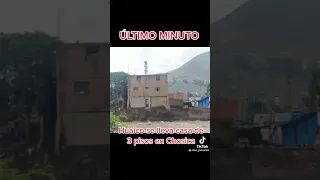 Momento exacto! Casa de tres pisos cae por Huaico #huaico #peru #casa #lluvias #ciclon #yacu #casa