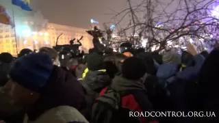 Милиция нападает на Евромайдан. Потасовка | 24.11.13