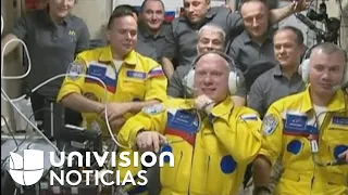 Cosmonautas rusos llegan a la Estación Espacial Internacional vestidos con los colores de la bandera