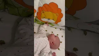 Младенец разговаривает со львом