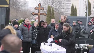 Una multitud bajo vigilancia se congrega en Moscú en el entierro de Navalni