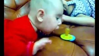 СУПЕР РЖАЧНЫЙ ПРИКОЛ - Ребёнок рвётся за соской (BABY).mp4