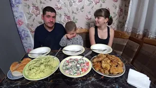 мукбанг пюре и отбивные