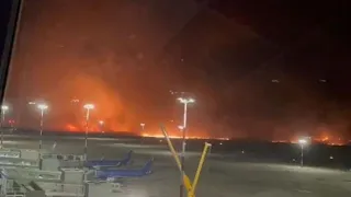 Incendio attorno all’aeroporto di Palermo: le immagini dello scalo bloccato