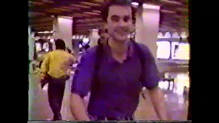 1990   Johnny Hallyday à l'aéroport avec Adeline blondieau