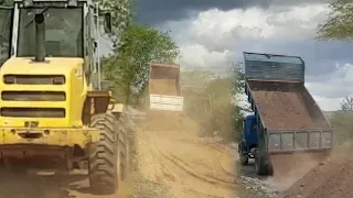 espalhando pissarro na estrada com a pa carregadeira