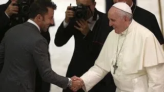 Fußball für den Frieden: Maradona stiehlt dem Papst die Show