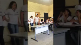 Menino canta na escola e arrasa.💥